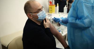 "Покажут пример": украинские министры провакцинируются от коронавируса
