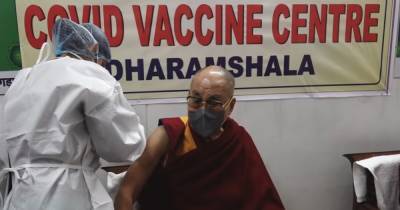 Далай-лама вакцинировался препаратом Covishield, который используют в Украине (видео)
