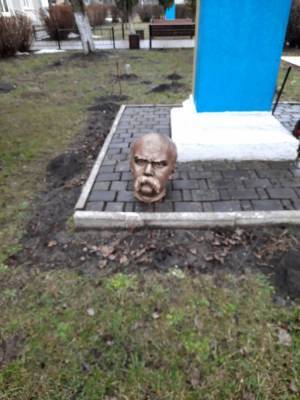 Полиция нашла вандалов, обезглавивших Тараса Шевченко на Прикарпатье