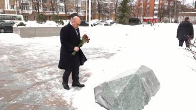 Мишустин возложил венок в память о жертвах пожара в ТЦ «Зимняя вишня» — видео