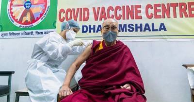 Далай-лама получил прививку от коронавируса препаратом CoviShield, которым вакцинируют украинцев