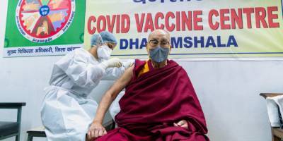 Далай-лама вакцинировался препаратом CoviShield, которым делают прививки в Украине