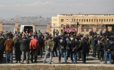 В Ереване, у здания Минобороны Армении прошел митинг в поддержку НГШ Оника Гаспаряна