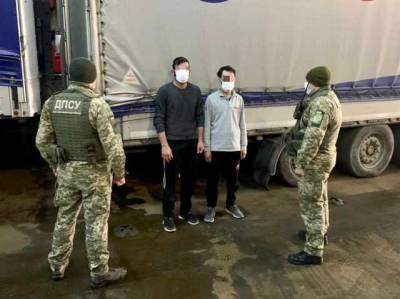 Двое сирийцев за $6 тыс. пытались незаконно попасть в Украину, спрятавшись среди груза на теплоходе. Их отправили обратно в Турцию, - Госпогранслужба