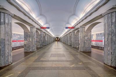 На петербуржца, писавшего гадости про президента в метро, завели уголовное дело