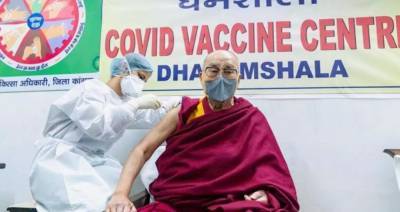 Далай-лама вакцинировался препаратом CoviShield: именно им прививают украинцев