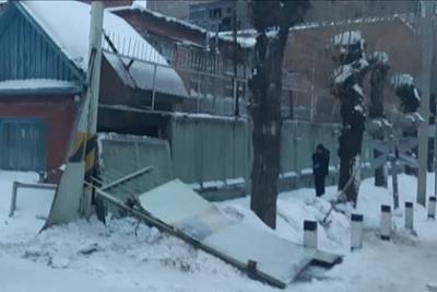 В Омске на шедших с корпоратива работниц завода рухнул бетонный забор