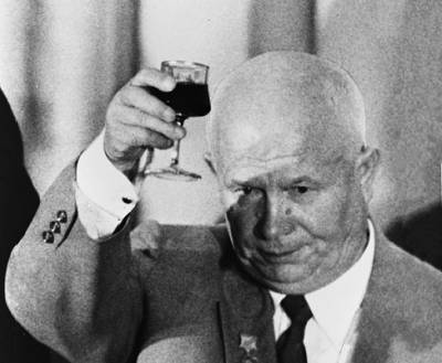 Почему Хрущёв отказался выплатить 260 млрд рублей гражданам СССР в 1957 году