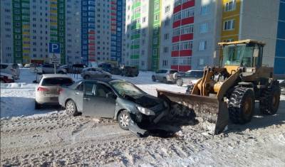 Пьяный тюменец врезался в трактор на улице Митинского, есть пострадавшие