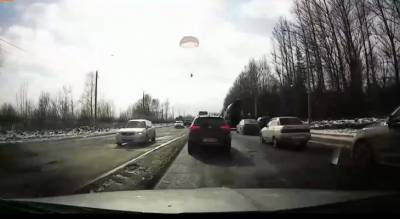 "Водителям на дороге и в небо смотреть надо": ярославского парашютиста сдуло на трассу. Видео