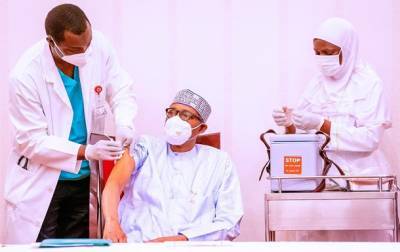 Президент Нигерии сделал прививку от COVID-19