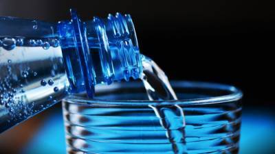 Диетолог объяснила необходимость употребления воды во время шоппинга