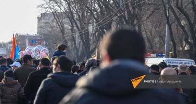 Оппозиция завершила шествие по центру Еревана: протестующие вернулись на Баграмяна