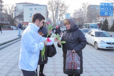 В рамках акции «Вам, любимые!» в Дагестане раздали женщинам цветы