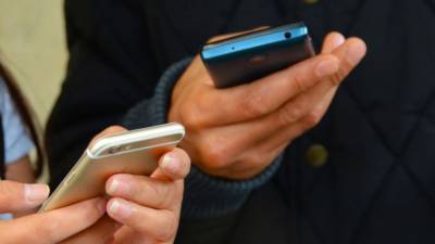 Мошенники получают доступ к телефону через мобильное приложение и снимают деньги с карт