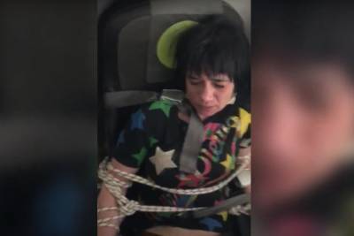 Устроившую дебош на самолете Владивосток-Новосибирск пассажирку связали скотчем