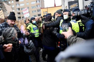 Полиция Стокгольма пыталась разогнать митинг против карантинных ограничений