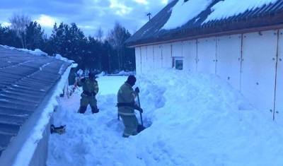 В Югре на женщину с крыши сошла лавина снега, потребовалась помощь сотрудников МЧС