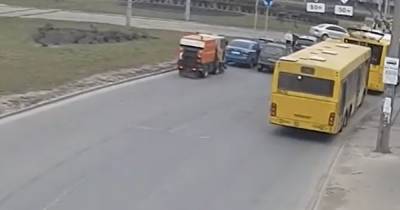 В Киеве мужчина устроил ДТП и пытался сбежать, но ему помешали другие водители (видео)