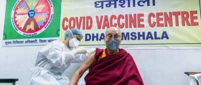 Далай-лама вакцинировался от COVID-19 препаратом Covishield