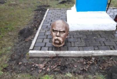 На Прикарпатье полиция нашла двоих хулиганов, которые отрезали голову памятнику Тарасу Шевченко