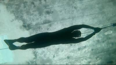 Сто метров подо льдом: россиянка пошла на мировой рекорд в проныре