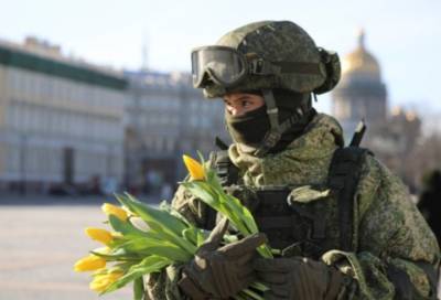 Военнослужащие ЗВО в преддверии 8 Марта вручили петербурженкам букеты