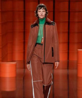 Следующей осенью в моде будет темный деним, как на показе Hermès