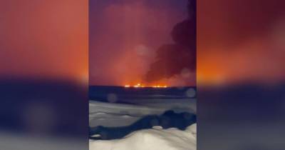 В России загорелась скованная льдом река Обь (видео)