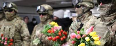 В Новосибирске военные поздравили женщин с 8 Марта