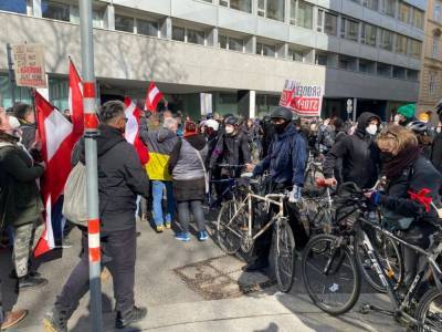 "Курца в отставку": в Вене люди вышли на массовые антикарантинные протесты – видео