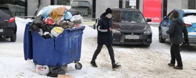 Жители дома в центре Новосибирска уже несколько лет жалуются на мусорку