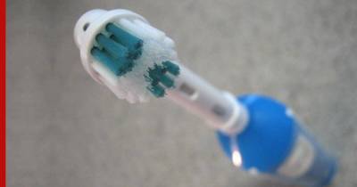 Эксперты назвали правила использования электрической зубной щетки