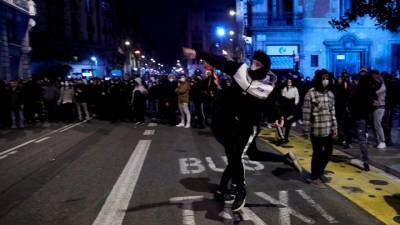 В Барселоне сторонники рэпера Хаселя забросали полицию камнями и бутылками