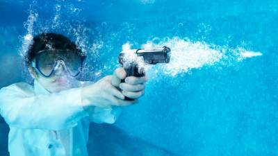 Что, если выстрелить из пистолета под водой: Эксперименты