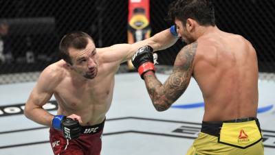 Россиянин Аскаров победил американца Бенавидеса на турнире UFC 259