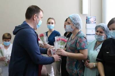 Илья Середюк поздравил с 8 Марта женский коллектив больницы, где проходит лечение