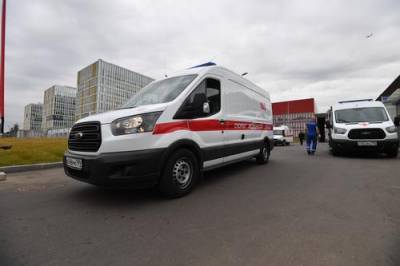 В Москве компания друзей закрыла бригаду медиков скорой в лифте и попыталась угнать их автомобиль