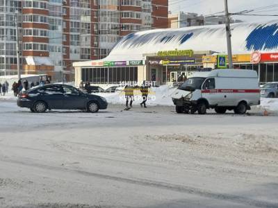 В Кемерове машина скорой помощи столкнулась с легковушкой