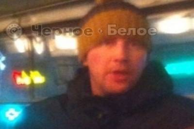 В Челябинской области полицейские ищут мужчину, который расстрелял подростков в трамвае