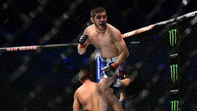 Махачев «задушил» Добера на турнире UFC 259