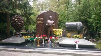 Иосиф Кобзон - Сестра Кобзона была вынуждена заплатить миллион рублей за могилу брата - inforeactor.ru