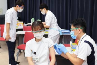 Япония в конце весны может одобрить еще одну вакцину от COVID-19