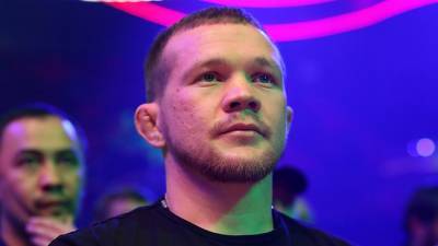 Россиянин Петр Ян дисквалифицирован за удар коленом в партере на турнире UFC