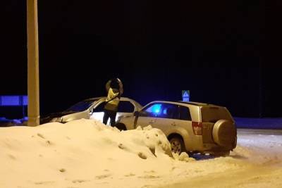 ДТП у деревни Середней — костромским спасателям пришлось разрезать заклинившую дверь авто