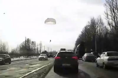 В Ярославле парашютист упал на проезжую часть