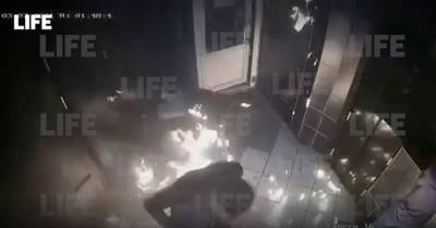 В Сети появилось видео из ночного клуба в Новокузнецке, где посетитель устроил пожар