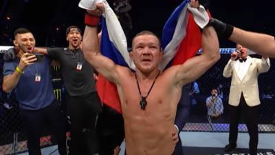 Россиянин Петр Ян применил запрещенный удар и потерял звание чемпиона UFC