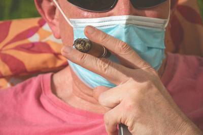 Пожилые люди и курильщики: выявлены самые уязвимые перед коронавирусом группы людей