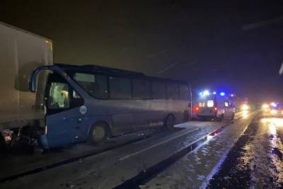 Два человека погибли при столкновении автобуса с двумя грузовиками под Уфой